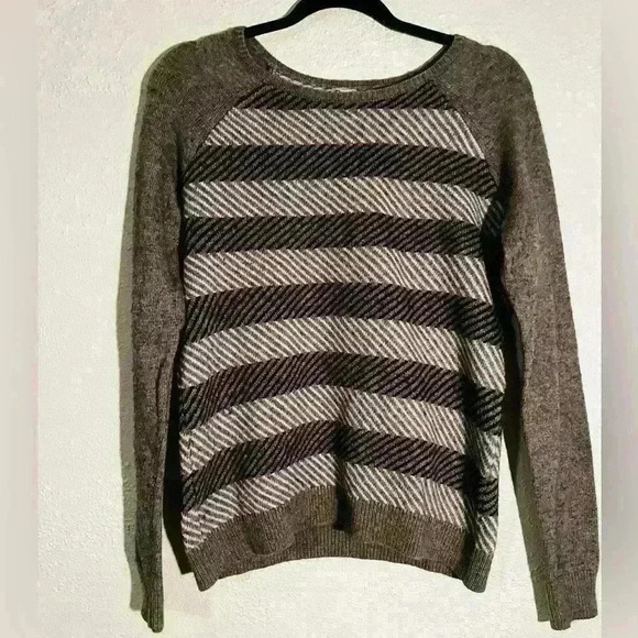 J. Crew Gray Herringbone Scoop Neck Long Sleeve Sweater Size M Merino Wool Blend - Picture 4 of 7